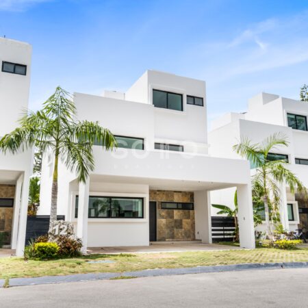 Casa en venta de 4 recamaras en Residencial Lantana Huayacán Cancún